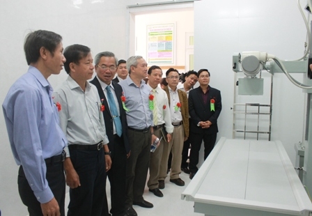 Các đại biểu tham quan phòng chụp X-quang kỹ thuật số của bệnh viện. 