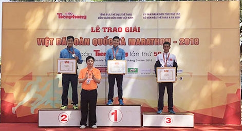 Phó Giám đốc Agribank Phan Thông Thái trao giải cho các vận động viên đạt thành tích cao.  