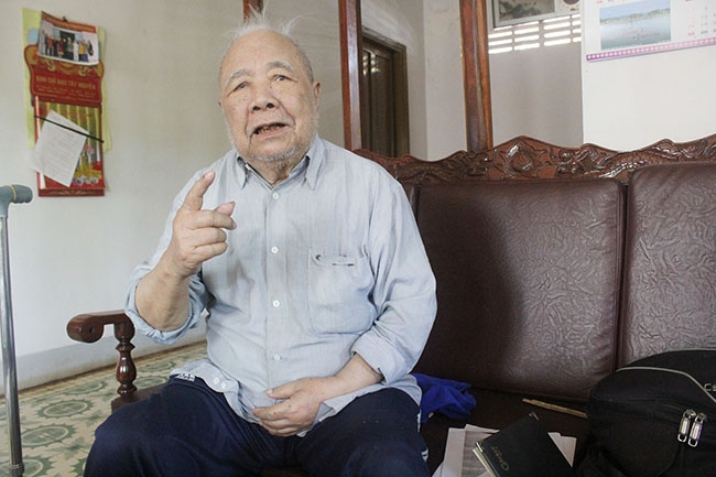 Nguyên Phó Bí thư Tỉnh ủy Ama Thương đang kể lại trận chiến Cẩm Ga – Thuần Mẫn ngày 8-3-1975. 