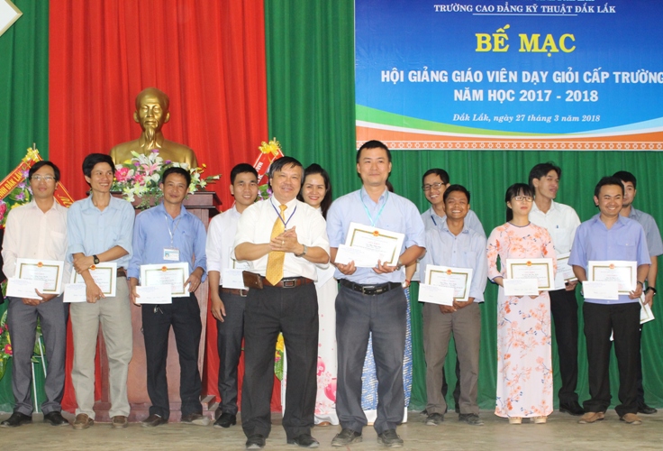 Lãnh đạo nhà trường trao giấy khen tặng các giáo viên có thành tích tốt tại hội giảng. 