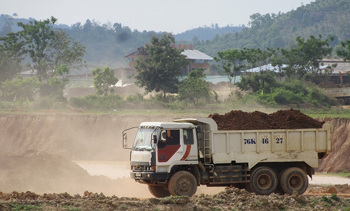 Bụi mù mịt do hoạt động khai thác đất sét phục vụ sản xuất gạch ở xã Ea Bông gây ra.  