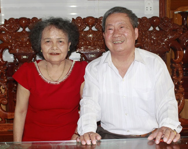 Ông Phan Trung Sỹ và bà Ngô Thị Thanh hạnh phúc bên nhau.