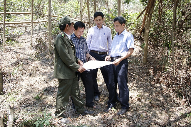 Phó Hạt trưởng Hạt Kiểm lâm huyện M’Đrắk Y Bđáp Byă (bìa trái) đang hướng dẫn các đơn vị chủ rừng về phòng cháy chữa cháy rừng. 