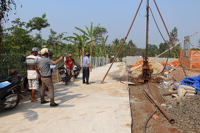 Tình trạng xây dựng  trái phép trên đất nông nghiệp ở Cư Êbur được các ngành  chức năng kiểm tra, chấn chỉnh.