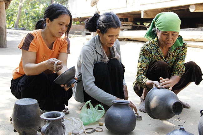 Nghệ nhân làm gốm tại buôn Dơng Băk, xã Yang Tao, huyện Lắk.  Ảnh: M. Thông