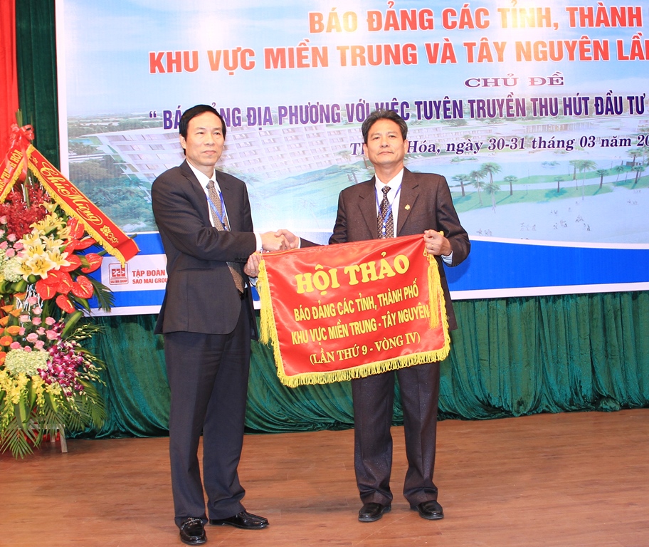 Phó Tổng Biên tập Báo Thanh Hóa Trần Thị Thủy nhận cờ đăng cai Hội thảo báo Đảng khu vực miền Trung và Tây Nguyên lần 8 (vòng IV) năm 2018