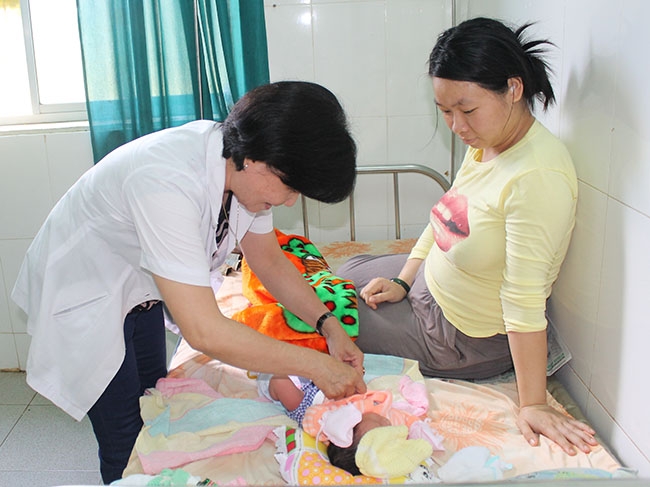  Một ca  sinh thường “mẹ tròn  con vuông” tại Trạm y tế xã Hòa Xuân (TP. Buôn  Ma Thuột).