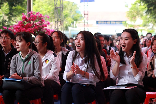 Học sinh lớp 12 hào hứng nghe các chuyên gia tư vấn tuyển sinh định hướng nghề nghiệp năm 2018. Ảnh: N.Hoa