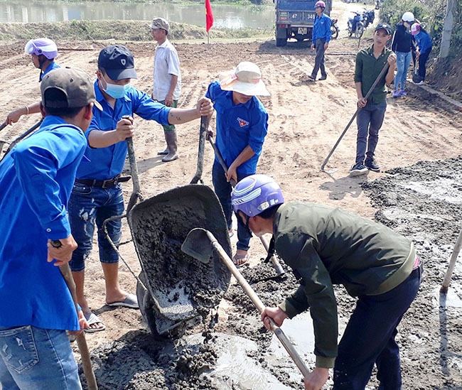 Các đoàn viên, thanh niên huyện Krông Bông tham gia khởi công công trình thanh niên bê tông sân bóng chuyền tại thôn 10,  xã Hòa Lễ.  