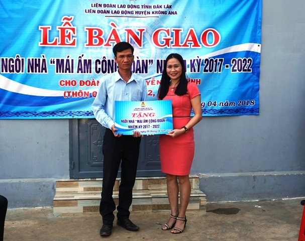 Chủ tịch Liên đoàn Lao động huyện Krông Ana Hoàng Thị Mai Hương bàn giao nhà Mái ấm công đoàn cho đoàn viên Nguyễn Xuân Tình.