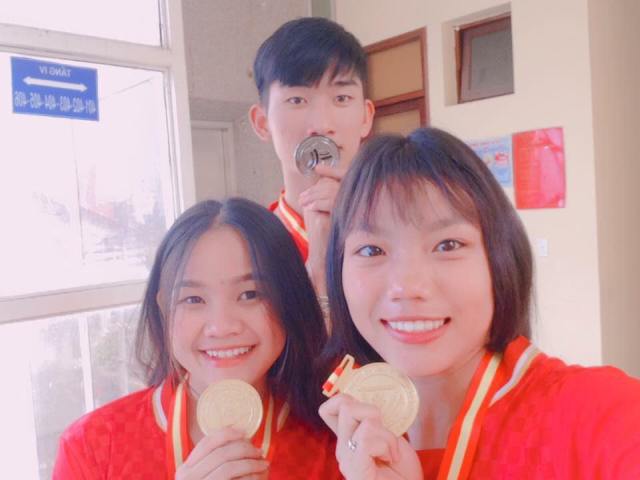 Trần Thị Như Ý (đầu tiên, bên phải) với chiếc Huy chương Vàng tại Đại hội Thể dục Thể thao tỉnh lần thứ VIII năm 2017-2018.