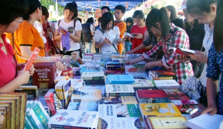 Bạn đọc đến với Ngày sách Việt Nam Nam năm 2017 được tổ chức tại Thư viện tỉnh