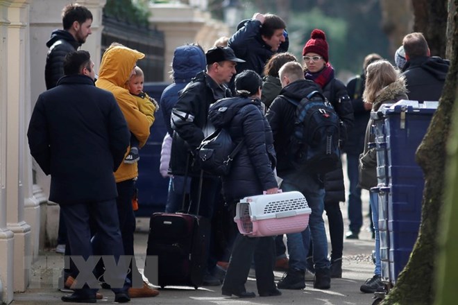 Các nhà ngoại giao Nga và gia đình rời Đại sứ quán Nga ở London, Anh ngày 20-3. (Ảnh: AFP/TTXVN)