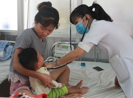 Một trẻ mắc bệnh tiêu chảy điều trị tại Bệnh viện Đa khoa tỉnh.