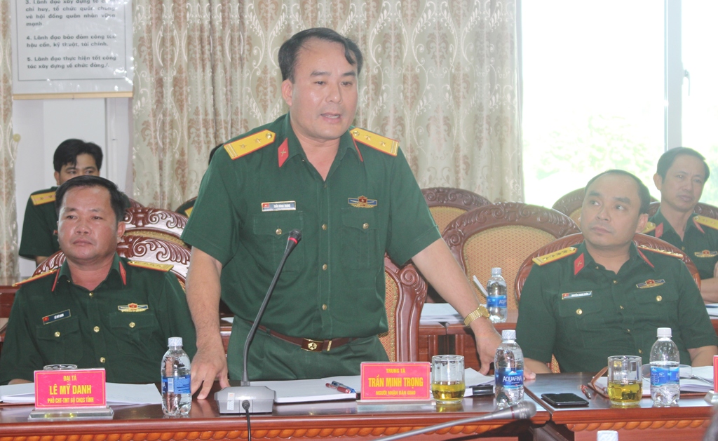 Trung tá Trần Minh Trọng, Chính ủy Bộ Chỉ huy Quân sự tỉnh (người nhận bàn giao) phát biểu tại hội nghị