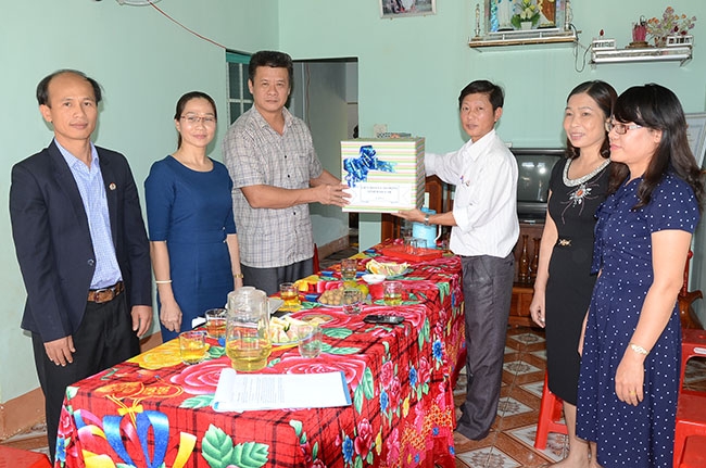 Chủ tịch LĐLĐ tỉnh tặng quà lưu niệm cho ĐVCĐ khó khăn tại Lễ bàn giao nhà Mái ấm công đoàn- ảnh Quang Trung.jpg