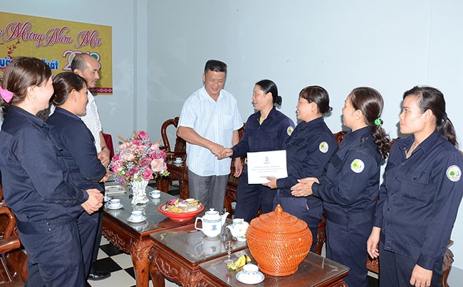 Chủ tịch LĐLĐ tỉnh tặng quà CNLĐ làm việc trong đêm Giao thừa Tết Mậu Tuất 2018- ảnh Quang Trung.jpg