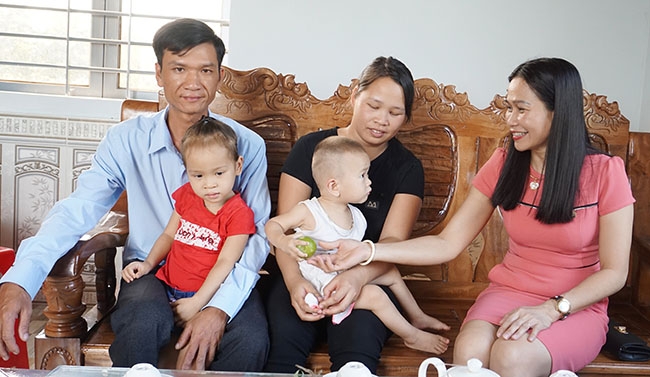Chủ tịch LĐLĐ huyện Krông Ana Hoàng Thị Mai Hương (bìa phải) chia sẻ niềm vui cùng gia đình anh Nguyễn Xuân Tình trong căn nhà mới. 