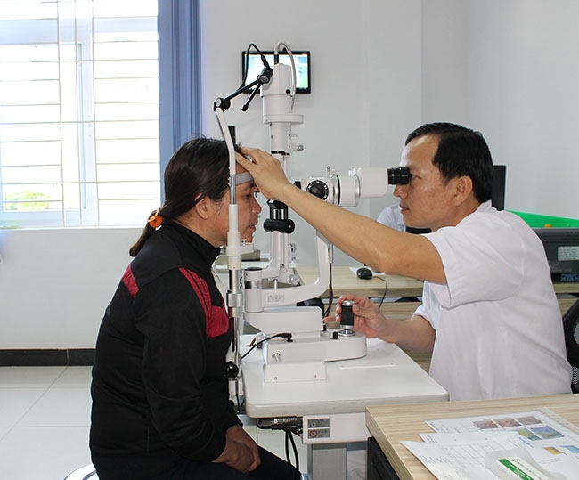 Người dân khám bệnh về mắt tại Bệnh viện Mắt Tây Nguyên. Ảnh: K.Oanh