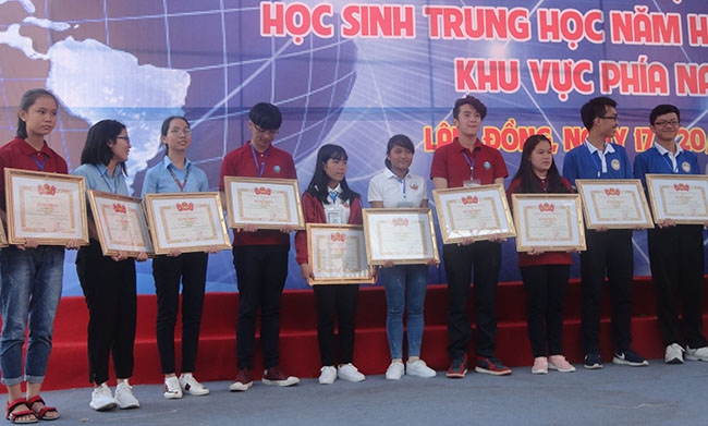 Em H'Truyên H'long và H'Bru Mdrang (hai người ở giữa) (Trường THCS Yang Mao, huyện Krông Bông) nhận Bằng khen của Bộ GD-ĐT. (Ảnh do nhà trường cung cấp) 
