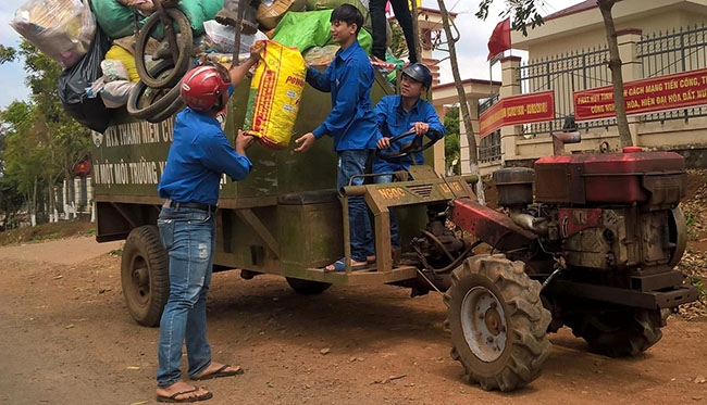 Các thành viên Hợp tác xã thanh niên Cư Pơng (xã Cư Pơng) đang thu gom rác thải sinh hoạt trên địa bàn. 