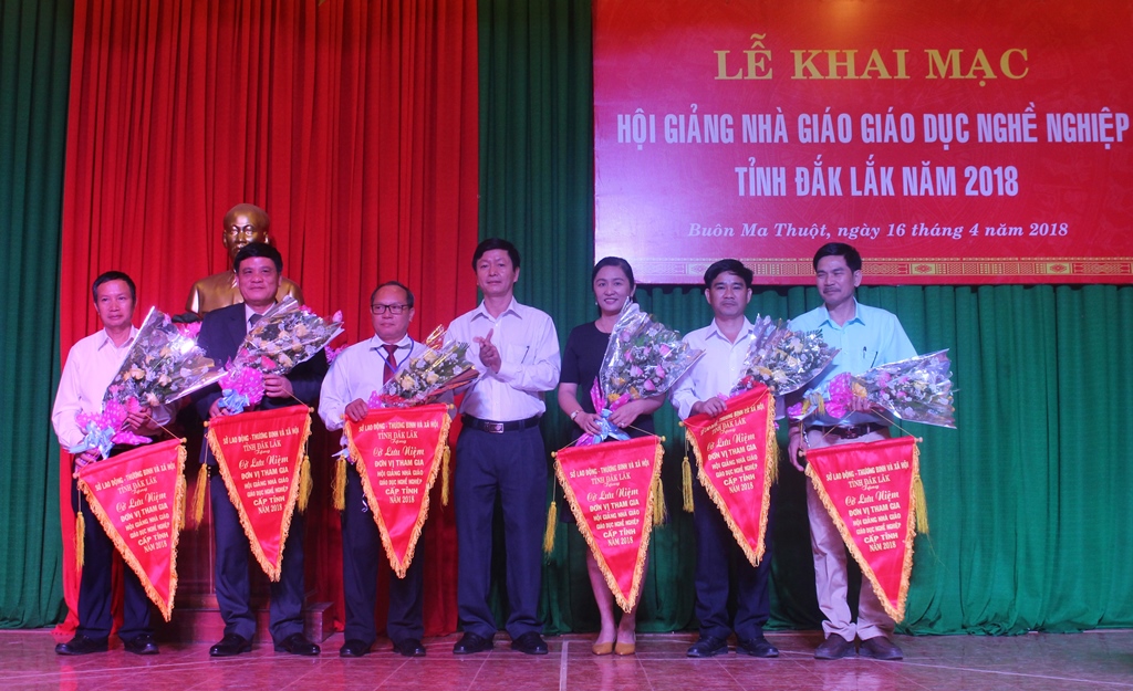 Ban tổ chức trao cờ lưu niệm tặng các đoàn tham gia Hội giảng.