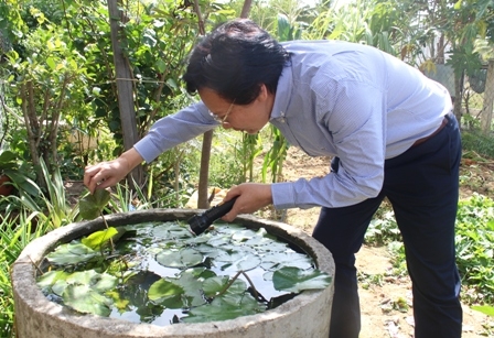 Giám đốc Sở Y tế Doãn Hữu Long kiểm tra lăng quăng trong các dụng cụ chứa nước tại một hộ dân trên địa bàn huyện M'Đrắk.