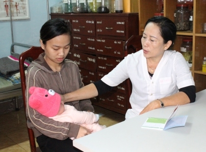 Khám sàng lọc cho trẻ trước khi tiêm vắc xin tại Trạm Y tế phường Tự An (TP. Buôn Ma Thuột).
