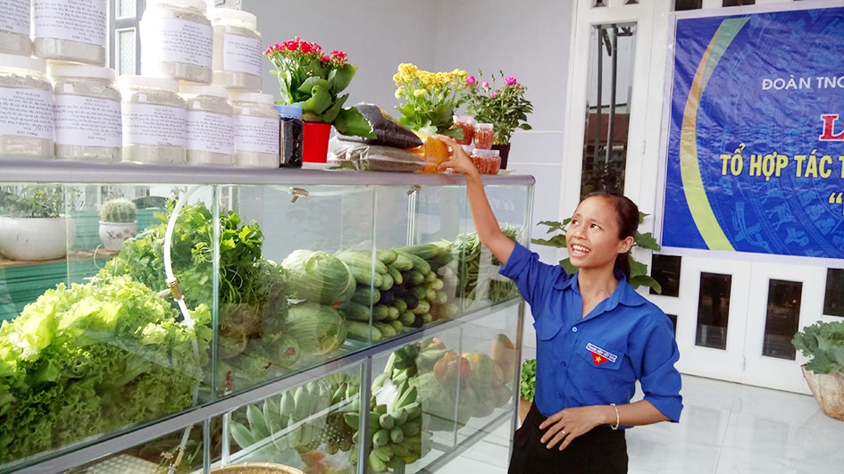 Chị Nguyễn Thị Minh Thư đang giới thiệu về các sản phẩm tại cửa hàng của Tổ hợp tác thanh niên phát triển kinh tế “Nông sản sạch”. 