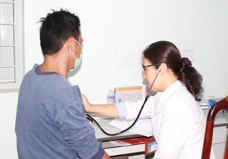 Kiểm tra sức khỏe định kỳ cho người nhiễm HIV tại Trung tâm Phòng chống HIV/AIDS tỉnh.