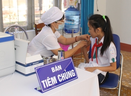 Ngành Y tế tiêm vắc xin sởi - rubella bổ sung cho học sinh THCS trên địa bàn TP. Buôn Ma Thuột. 