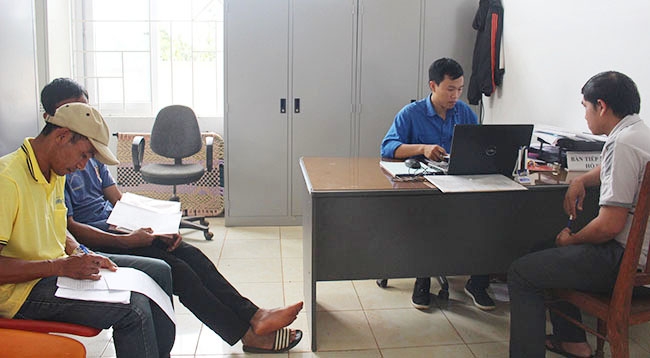 Giải quyết thủ tục hành chính cho người dân tại Bộ phận tiếp nhận và trả kết quả - UBND xã Ea Ktur (huyện Cư Kuin).