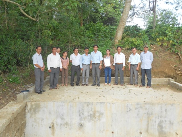 Ủy ban MTTQVN huyện Ea Kar bàn giao công trình bến nước cho người dân buôn Sưk, xã Ea Đar (huyện Ea Kar).