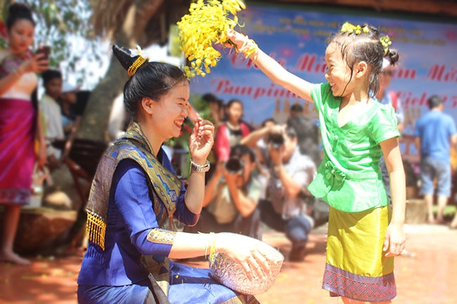 Hội té nước nhằm cầu chúc năm mới vạn sự tốt lành của người Lào. 