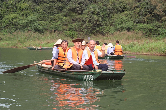 Du khách tham quan Khu du lịch sinh thái Tràng An.