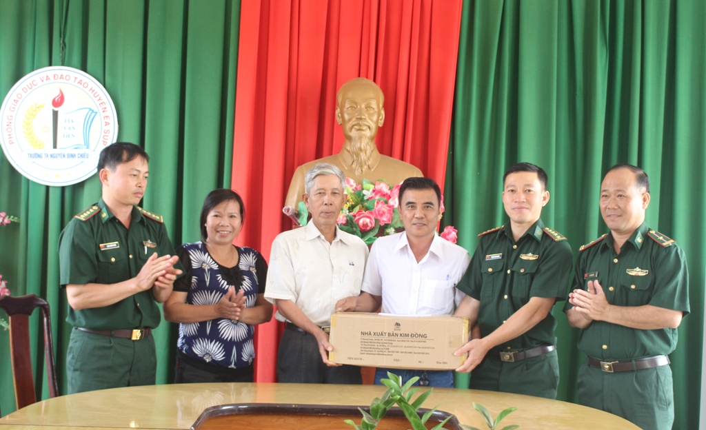 Bộ đội Biên phòng tỉnh trao sách tặng Trường Tiểu học Nguyễn Đình Chiểu
