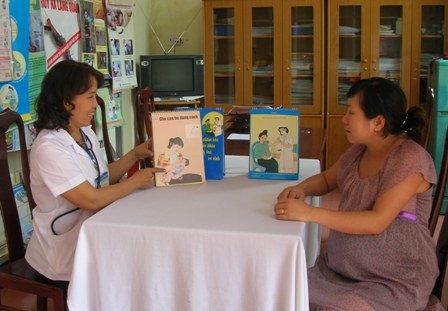 Tư vấn chăm sóc sức khỏe sinh sản cho phụ nữ mang thai tại Trạm y tế phường Thành Nhất, TP. Buôn Ma Thuột. 