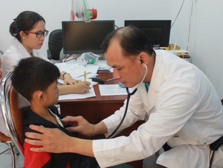 Bác sĩ Bệnh viện tim Tâm Đức thăm khám cho một trẻ em tại TP. Buôn Ma Thuột nghi bị tim bẩm sinh 