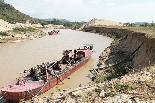 Tàu khai thác cát tập kết gần khu vực cầu Giang Sơn (huyện Cư Kuin). 