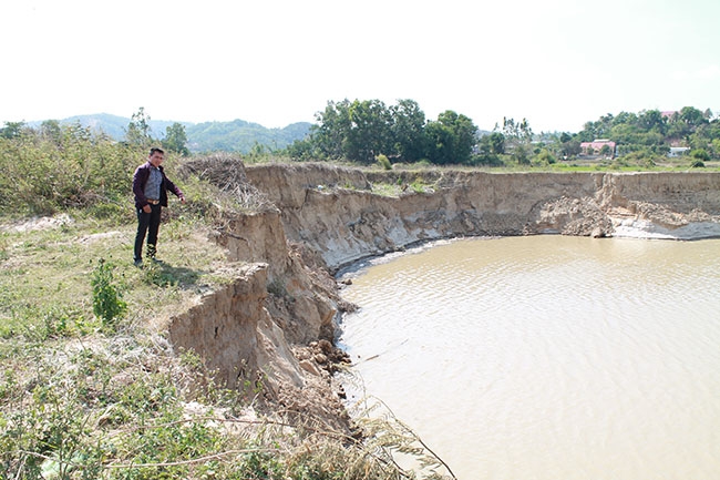 Một đoạn bờ sông ở khu vực thôn Đông Sơn (xã Hòa Hiệp, huyện Cư Kuin) bị sạt lở nghiêm trọng. 