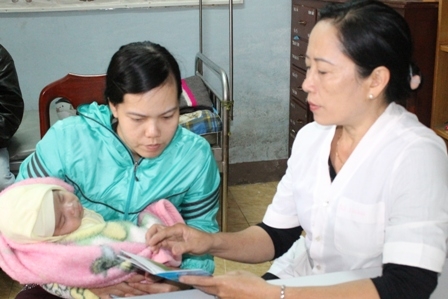 Tư vấn cho bà mẹ trước khi tiêm vắc xin Quinvaxem cho trẻ tại Trạm y tế phường Tự An (TP. Buôn Ma Thuột)