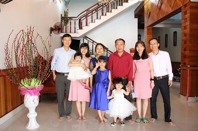  Anh Nguyễn Trung Dũng (ngoài cùng bên trái) và gia đình. 