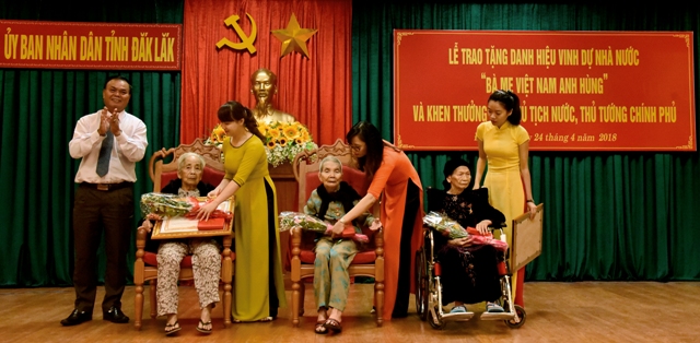 Thừa ủy quyền của Chủ tịch nước, Bí thư Tỉnh ủy  Êban Y Phu trao danh hiệu cao quý Bà Mẹ Việt Nam Anh hùng tặng các Mẹ.