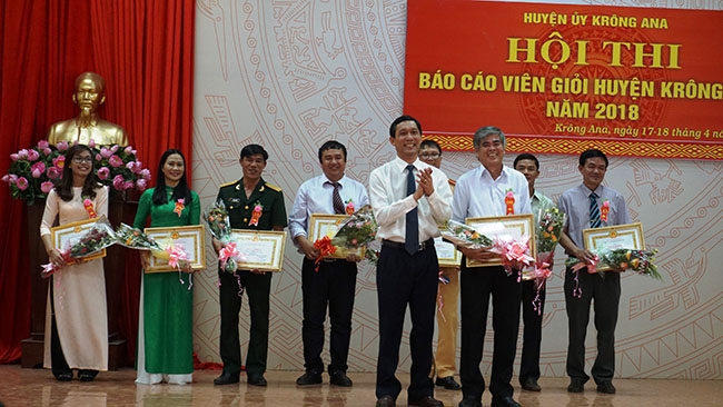 Bí thư Huyện ủy Krông Ana Nguyễn Quang Thuân trao giải cho các thí sinh .