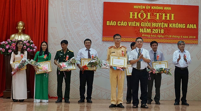 Phó Bí thư Thường trực Huyện ủy Krông Ana Bùi Gia Dinh trao giải cho các thí sinh. 