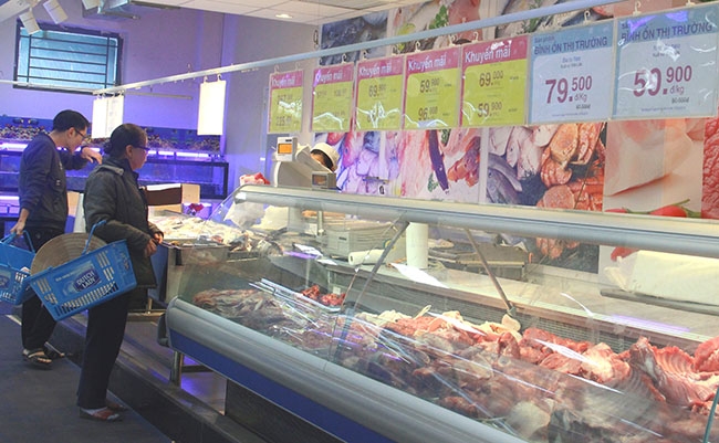 Người tiêu dùng mua thịt tại Siêu thị Co.opmart.