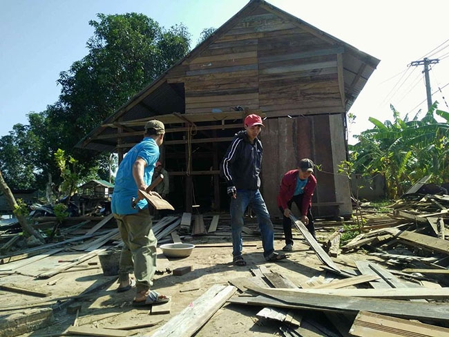 Đoàn viên, thanh niên hỗ trợ sửa nhà cho người dân bị thiệt hại. 