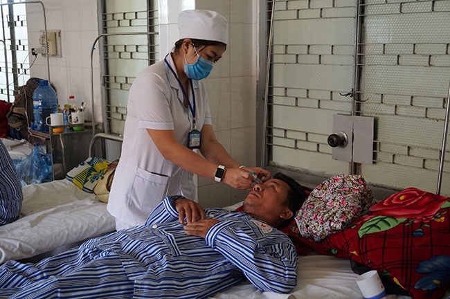 Một bệnh nhân đang điều trị bệnh viêm loét giác mạc tại Khoa Mắt (Bệnh viện Đa khoa tỉnh).     Ảnh: Q.Nhật