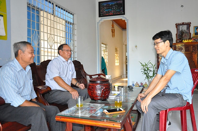 Bí thư Đảng ủy phường Khánh Xuân Nguyễn Thế Hậu (bìa phải) đang trao đổi với tổ trưởng, tổ phó  tổ dân phố 11.