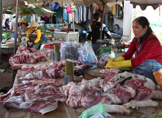 Khu vực kinh doanh thực phẩm tươi sống tại chợ Ea H'leo (Ảnh: N.Tài)